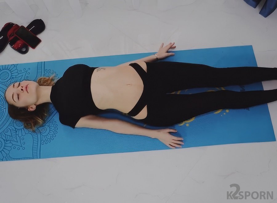SolaZola - Yoga Ended With A Cumshot On The Stomach FullHD