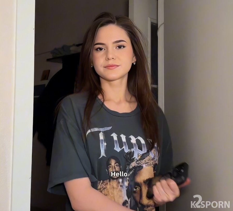 Kisselka - A New Girl Next Door Came To Visit For A Phone Charger And Stayed For Sex FullHD