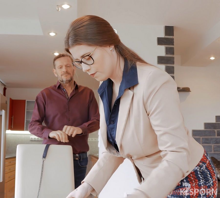 Lady Lyne - A Beautiful Real Estate Agent Showed The House And Showed Herself 1080p FullHD