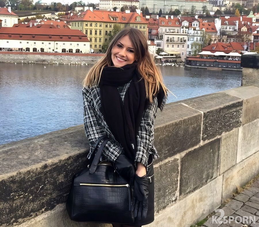 Mina Sauvage - A Charming Girl Explores Prague As A Tourist And Gets Fucked Hard In A Hotel By 4 Guys  1080p FullHD