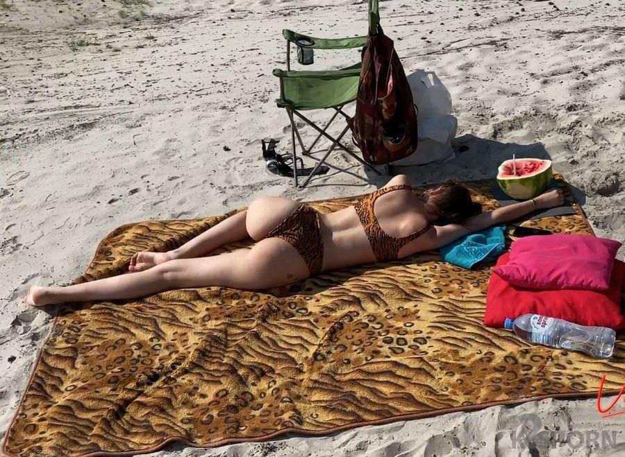 Vallery Ray - Sneaky Blowjob On A Public Beach 2160p UltraHD/4K
