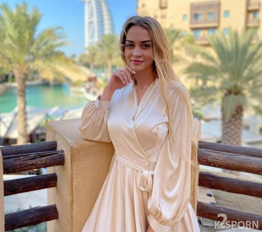 Loren Strawberry - Fucking on a Public Beach During Vacation and Then in the Hotel Room 2160p UltraHD/4K