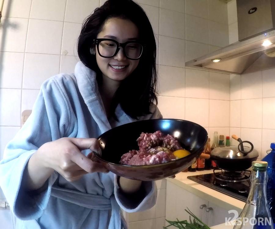 Lonely Meow - Cooking Masterclass Video Blog Turned Into an Intimate Home Video 2160p UltraHD/4K